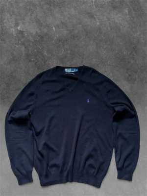 Svart tröja från Polo Ralph Lauren - Klassisk svart tröja från Polo Ralph Lauren🧼 med broderad lila logga på bröstet. 🐧Tröjan har långa ärmar och ribbade muddar vid ärmslut och nederkant. Perfekt för en stilren och avslappnad look. Öppen för att diskutera om priset🫣 passform är för en slim look, storlek L men den passar även M 😄