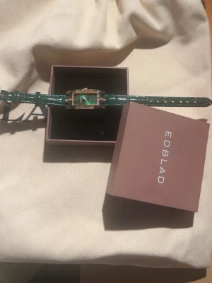 Grön snygg klocka  - Helt ny. Batteri livstid är 1,5år+. Har du frågor? Fråga gärna! Boxen följer inte med 