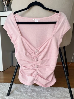 Ljusrosa topp med knappar - Ljusrosa topp från Gina Young 14+ teen med knappar och djup ringning framtill. Säljer då den aldrig kommit till användning för mig💓