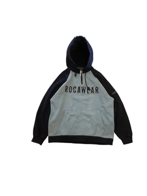 Ljusblå och mörkblå hoodie från Rocawear - Snygg hoodie från Rocawear i grått med svarta ärmar och huva. Stor broderad logga på bröstet och klassisk känguruficka framtill. Dragsko i huvan och ribbade muddar. Perfekt för en streetwear-look.