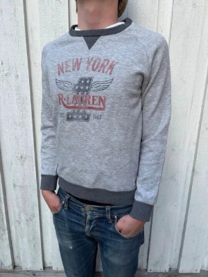 *Unik* Ralph Lauren Sweatshirt - En extremt snygg sweatshirt från Ralph Lauren med ett trevligt tryck, sitter som en XS. Modellen är 178 cm och väger 68 kg. Hör av dig vid frågor!  