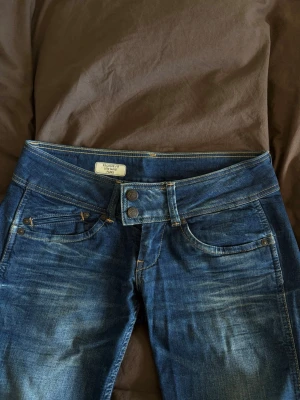 Lågmidjade blå bootcut jeans  - Säljer ett par snygga blå bootcut jeans från Pepe Jeans. Vet inte exakta storleken men passa som S.