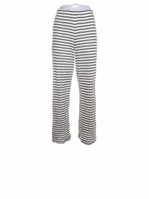 Randiga ribbade leggings i blått och vitt - Säljer ett par ribbade leggings med raka ben i vitt med blå horisontella ränder. Materialet är stickat och stretchigt, vilket gör dem både bekväma och trendiga. Perfekta för en avslappnad och cool stil.