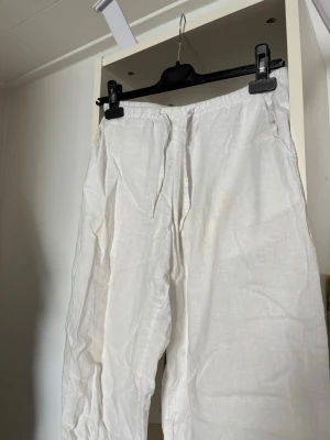 Vita Linnebyxor - Fina vita linnebyxor från Gina tricot, storlek 158/164 men passar xs/s💕 hör av dig vid frågor!