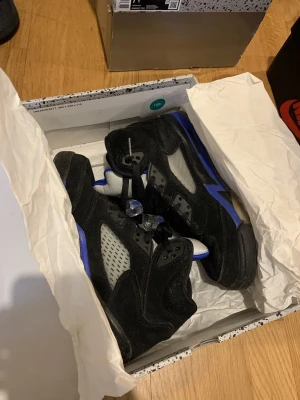 Air Jordan 5 Retro Racer Blue - Säljer ett par Air Jordan 5 Retro Racer Blue med svart mocka. Storlek 38.5 