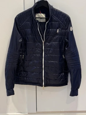 Moncler Jacka - Mörkblå jacka från Moncler i storlek 3 som motsvarar S. Perfect nu till sommarn. Kom vid funderingar.