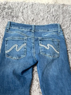 Nelly jeans - Ett par jeans från Nelly i storlek 38, använda ett fåtal gånger men har lite slitningar längst ner. Om ni vill ha närmre bilder är det bara att att fråga☺️