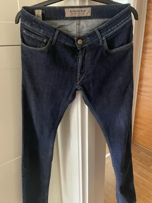 Mörkblå jeans från Handpicked - Snygga mörkblå jeans från Handpicked. Nypris 3500 kr. Använt ca 10 gånger då jag inte tycker dem passar mig. W32