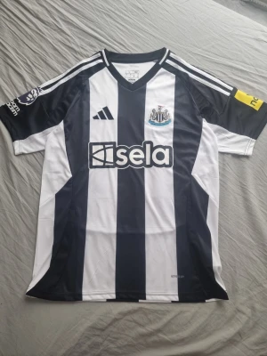 Newcastle United matchtröja Adidas - Helt ny snygg Newcastle United matchtröja från Adidas i svart och vitt. Nr 14 Alexander Isak från 24/25 säsongen