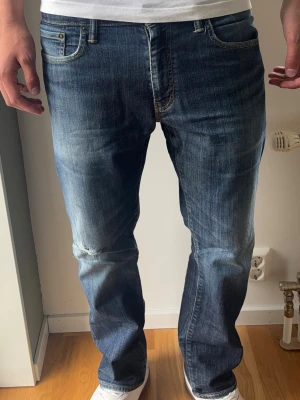 Levis 504 Vintage Jeans - Levis 504, raka jeans. Färg: Mörkblå | Modell: 504 | Storlek: W34 L30|.  Trevliga vintage slitningar. Allt visas på bilderna.  Killen på bilden har fått dragit ner byxorna väldigt mycket, i syfte att visa passform och är 189 cm (passar inte!) kolla måtten nedan för att se om dem passar!   Mått: Midja: 43 cm Längd: 97 cm Beslut: 21 cm Lår från grenen: 29 cm  Tveka inte att höra av dig minsta fråga eller fundering!  Skickas snabbt!