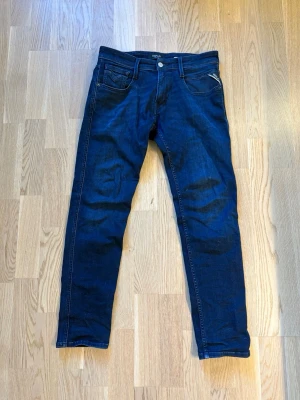 Replay Anbass Jeans - Riktigt feta Reyplay Anbass jeans som är i mycket bra skick. Storlek L30 och bredd W29. Köpt för 1400 på replays hemsida och säljer dom för 599 kr. Pris kan diskuteras vid snabb affär(: