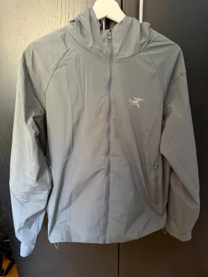 Arcteryx regnjacka - Säljer nu denna gråa tunna Arcteryx regnjacka perfekt till sommaren. Använd endast en gång. Vid frågor eller funderar är det bara att höra av dig!
