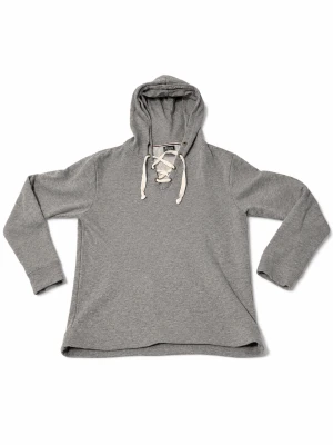 Grå hoodie med snörning i halsen - Snygg grå hoodie med huva och cool snörning i halsen. Tillverkad i mjukt material som känns skönt mot huden. Perfekt för en avslappnad och trendig stil. Långa ärmar och klassisk passform.