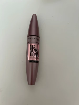 Maybelline Lash Sensational Mascara - Maybelline Lash Sensational mascara i färgen Very Black. Snygg roséguldig tub med svart text och böjd form. Ger volym och separerar fransarna för en intensiv look. Perfekt för dig som vill ha riktigt svarta och definierade fransar.