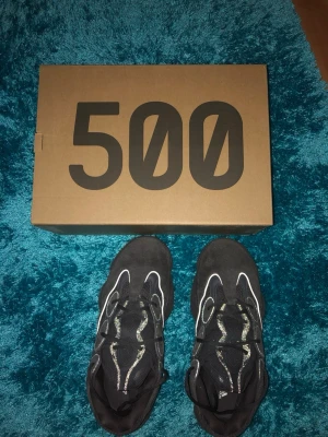 Yeezy 500 - Yeezy 500 utility black, strl 45. Köpta på StockX