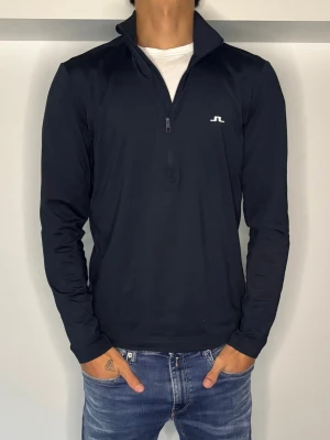 J.Lindeberg Golf tröja - Stilren Golf tröja som även funkar till vardags!🤩 Modellen på Bilden är 187 och väger 70 KG!🙌 OBS‼️ Färgen är marinblå!🤩