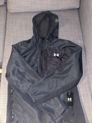Under armour jacka   - Helt ny och oanvänd, priset kan diskuteras vid snabbaffär 