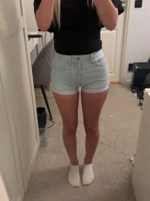 Ljusblå Levi's jeansshorts - Säljer ett par ljusblå jeansshorts från Levi's i storlek W25. Säljer då de ej används.