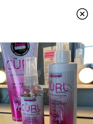 The Curl Company hårvårdspaket - Säljer ett hårvårdspaket från The Curl Company med curl cream, moringa styling oil och curl reviving styling spray, alla med moringaolja. Produkterna har testats några få gånger. 