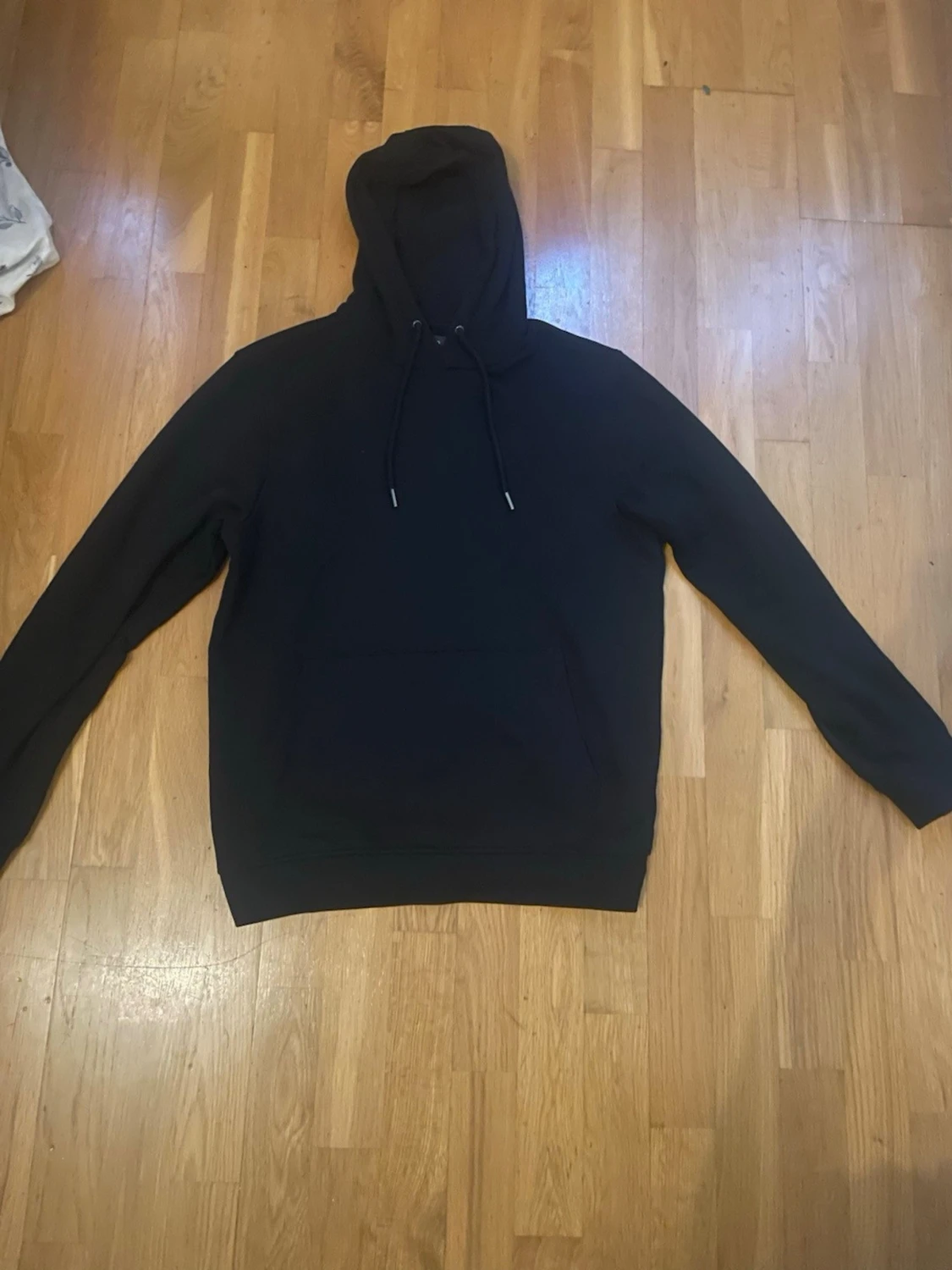 Svart hoodie med huva och dragsko - 1