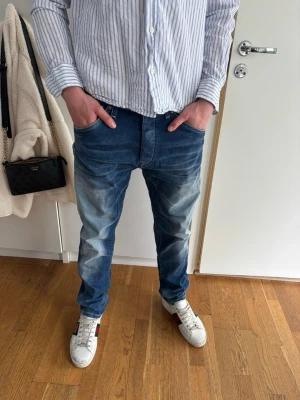 Blå jeans från Jack & Jones - Snygga blå jeans från jack and jones || storlek 32/32 || inga defekter || modellen är 182 o väger 77 ish || frågor tas i DM || 