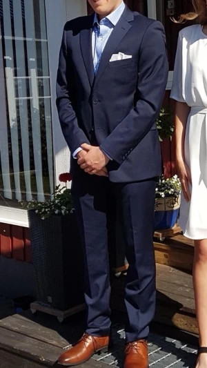 Mörkblå kostym - Säljer en stilren mörkblå kostym med klassisk kavaj och matchande byxor. 💕 Endast använd 2 gånger, köpt för ca 1700kr🤩Priset går att diskutera!