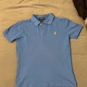 Ralph lauren pike  - Blå Ralph lauren pike, passar. Runt 160-170. Modellen på bilden är 177. Skriv vid funderingar