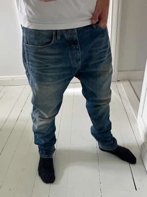 Jack and jones jeans  - Jack and jones jeans,stor på modellen.  Inga större defekter. Modellen i bilderna är 180 cm 75 kg pch bär Storlek , W34 L34 , Måtten i sista bilden är A: 45 B: 109, Kom med frågor! 