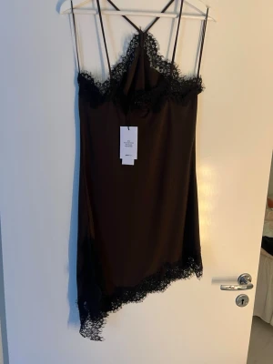 Asymmetrisk klänning - Svinsnygg brun klänning med spets!! Helt oanvänd 