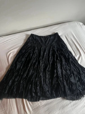 Gotisk midikjol - Super vacker midikjol i krossat velvet och spets. Köpt från Humana. Bra skick. Tror att det är storlek S men med det jag sytt så passar det mig som är xs. Jag har sytt in midjan i sidan på kjolen men detta kan enkelt sprättas upp, detta är även något jag kan göra åt dig innan köp om det önskas!🖤Ser inget märke men tillverkad i Italien 