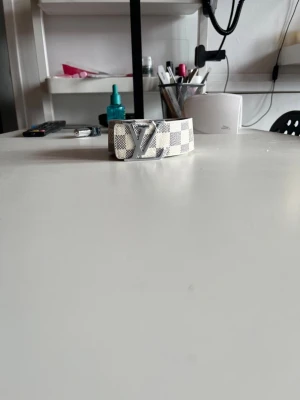 Vitt bälte – silverspänne – helt nytt - Säljer ett vitt bälte med monogram och silverspänne. Helt nytt och oanvänt. Clean look som passar till allt.  Skick: Nytt Färg: Vit Spänne: Silver Pris: 300 kr  vitt bälte, monogram bälte, vitt skärp, streetwear bälte, fashion bälte, unisex bälte, nytt bälte