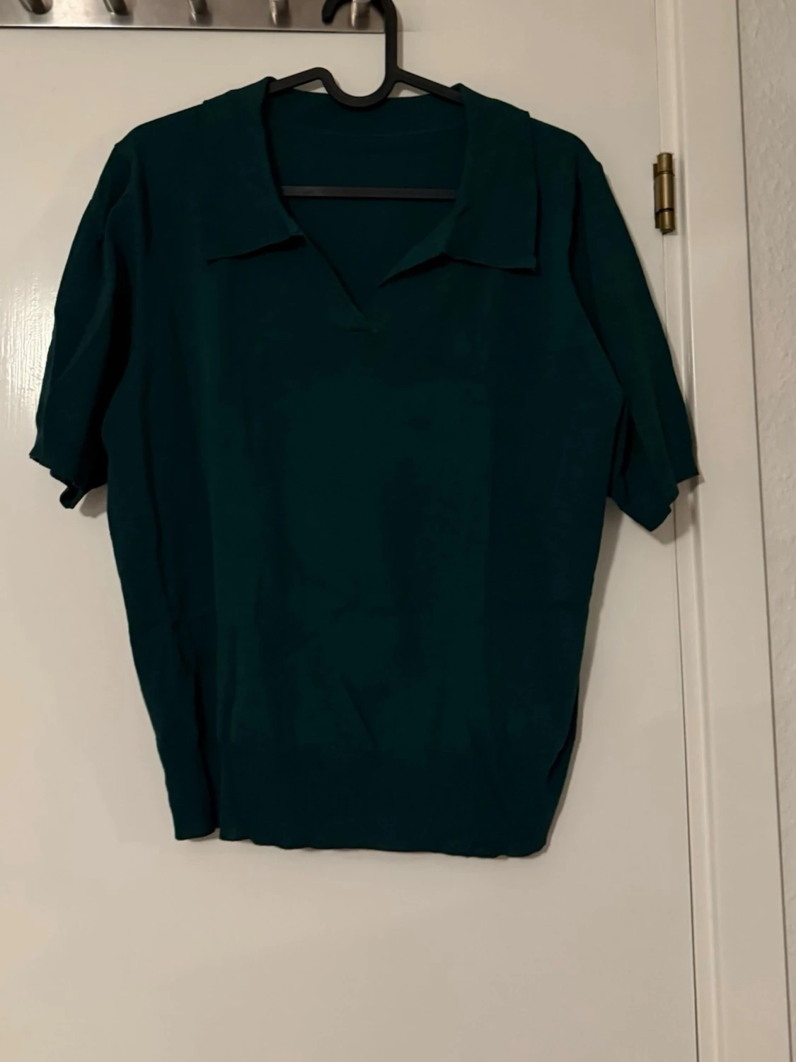 Mörkgrön finstickad polotopp med krage
