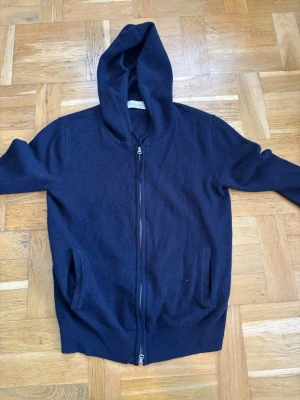 Mörkblå cashmere hoodie Sayless xxs passar xs - Mysig mörkblå hoodie från Sayless i mjuk cashmere. Tröjan har dragkedja framtill, två fickor och en klassisk huva. Perfekt för dig som gillar stilrena och bekväma plagg med lyxig känsla.