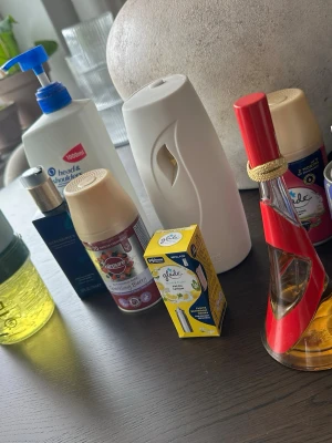 Parfym, glade, rituals m.m  - Mycket är oanvänt eller bara testat. Shampoo är typ lite mer än halva kvar. Allt för 350kr. Rihanna parfymen är 100ml från början, vet inte exakt hur mycket det är kvar. Men försöker visa på bild. 