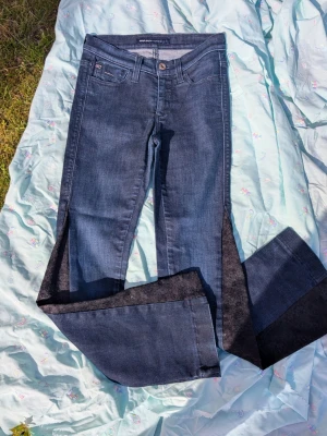 Mörkblå utsvängda miss sixty jeans - Remakes gjorda av mig, av ett par miss sixty jeans!  Mörkblå jeans med mellanhög midja och breda utsvängda ben. Med svart spets detaljer!