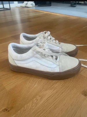 Vita Vans Old Skool - Säljer ett par unisex Vans Old Skool sneakers i vitt med beige detaljer. De är egendesignade och är i storlek 35!
