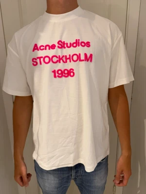 Acne Stockholm tisha  - Sprillans ny t-shirt! Nyskick, Storlek S! Vid minsta fundering kontakta oss! 