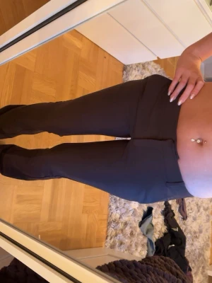 bruna raka kostymbyxor - Säljer ett par bruna kostymbyxor med rak passform och midwaist. Kommer ej till användning