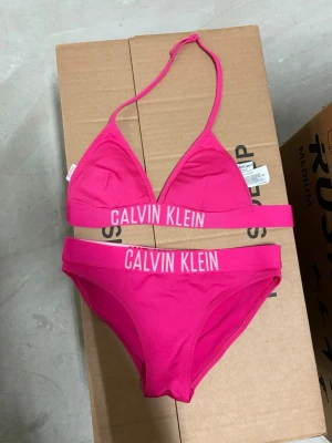 Rosa bikini från Calvin Klein - Snygg rosa bikini från Calvin Klein. Storlek 12-14. Helt oanvänd. 🩷