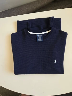 Fin mörkbkå sweashirt från Ralp lauren - Nyskick, testad nångång. 