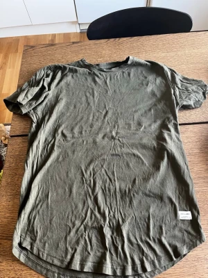 2 st t-shirt från Jack & Jones  - Snygg olivgrön t-shirt från Jack & Jones med rund hals och korta ärmar. Tillverkad i mjuk bomull som känns skön mot huden. En liten diskret logga sitter nere vid fållen. Perfekt basic-plagg till garderoben.