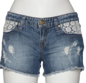Blå jeansshorts med spetsdetaljer - Snygga blå jeansshorts med slitningar och rå kant. Fickorna framtill har vita spetsdetaljer som ger en unik touch. HELT PERFEKT TILL SOMMAREN!!🥹🥹❤️❤️