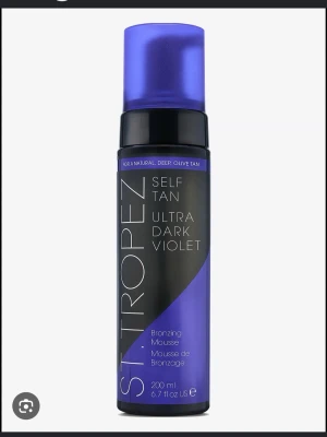 St. Tropez Ultra Dark Violet Brun utan sol - St. Tropez Self Tan Ultra Dark Violet är en brun utan sol-mousse i en snygg lila och svart flaska. Produkten ger en djup, olivtonad solbränna och har en mousseformula som är lätt att applicera. Flaskan rymmer 200 ml och är perfekt för dig som vill ha en intensiv bränna. Den är nästan helt ny eftersom jag köpte den för någon vecka sedan och testat den en gång och då var det endast på armar, hals och lite i ansiktet som contour.