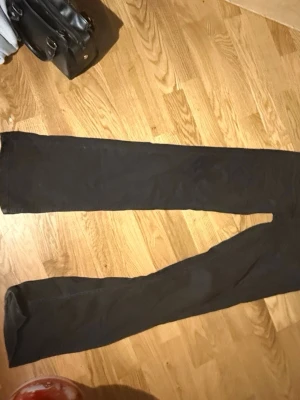 Svarta raka jeans - Säljer ett par svarta jeans med rak passform och klassisk design. Jeansen har normal midja och är tillverkade i ett mjukt denimtyg som passar perfekt till en avslappnad stil. Inga synliga detaljer eller loggor.