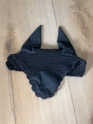 Svart virkad huva Hööks - Svart virkad huva(för häst ofc) från Hööks, använd 1 gång, väldigt bra skicka.