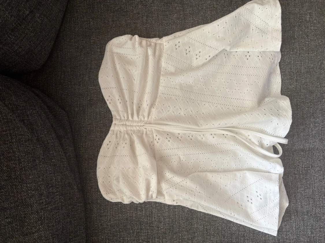 Vit axelbandslös topp med broderi - 1