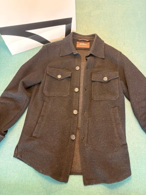 Oscar Jacobson maverick - Overshirt Oscar Jacobson i fint material. Storlek xs nypris 3500