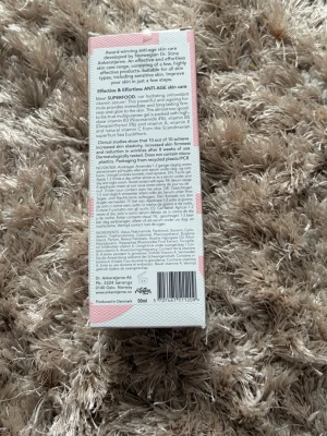 Dr. Stine Superfood Vitamin Face Gel - Superfood multipurpose vitamin face gel från Dr. Stine. Ansiktsgel med vitaminer och skandinaviska ingredienser Perfekt för dig som vill boosta huden med fukt och näring.