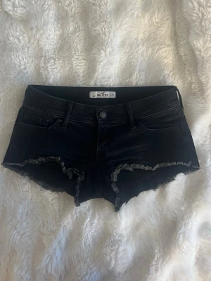 !INTRESSE KOLL!! Lågmidjade svarta jeansshorts från Hollister - Säljer ett par svarta jeansshorts från Hollister med fransiga kanter och klassisk femficksdesign. Shortsen har mycket låg midja. Lägger ut på intressekoll eftersom att jag börjar känna att de blivit lite för små för mig. Skicka gärna bud eller fråga om fler bilder😇😊Storlek w25. Mått kan även skickas vid begäran! KLICKA INTE KÖP NU