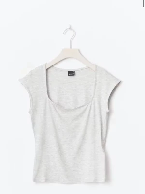 Ljusgrå topp med fyrkantig ringning - Säljer en ljusgrå r topp från Gina Tricot med fyrkantig ringning och korta ärmar. Toppen är croppad och har en slim passform som sitter snyggt till jeans eller kjol. Perfekt för dig som gillar en enkel men trendig stil.
